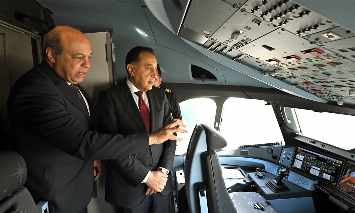 خلال فعاليات الاحتفال بانضمامها:رئيس الوزراء يتفقد أول طائرة من طراز Airbus A350-900 بأسطول الناقل الوطني .