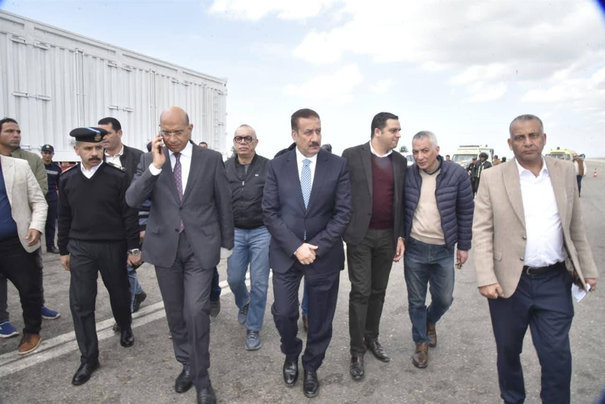 محافظ بورسعيد يتفقد موقع حادث تصادم سيارتين نقل على طريق 30 يونيو بالجنوب