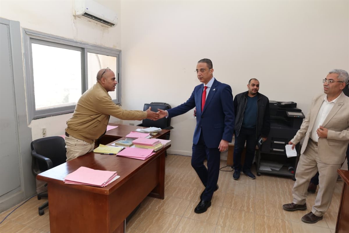 محافظ الجيزة يتفقد عدداً من إدارات الديوان العام ويشدد على الانضباط وتسريع وتيرة العمل خلال شهر رمضان