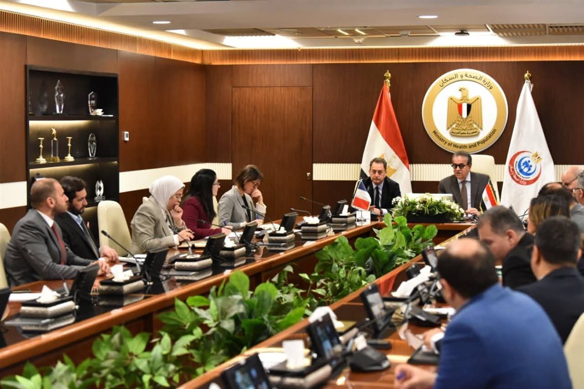وزير الصحة يبحث مع سفير فرنسا دعم علاج مرضى الأورام القادمين من غزة بمستشفى «جوستاف روسي»