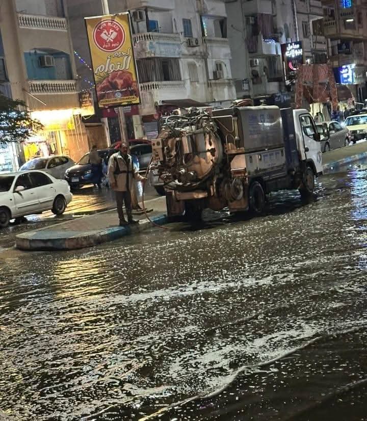 إنتشار سيارات كسح مياه الأمطار بشوارع السويس