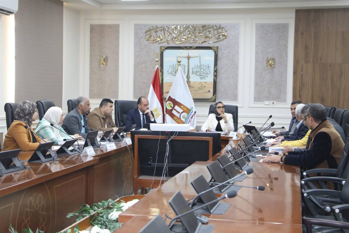 محافظ الوادي الجديد تبحث موقف ملفات الاستثمار الزراعي بمناطق الحظر المائي