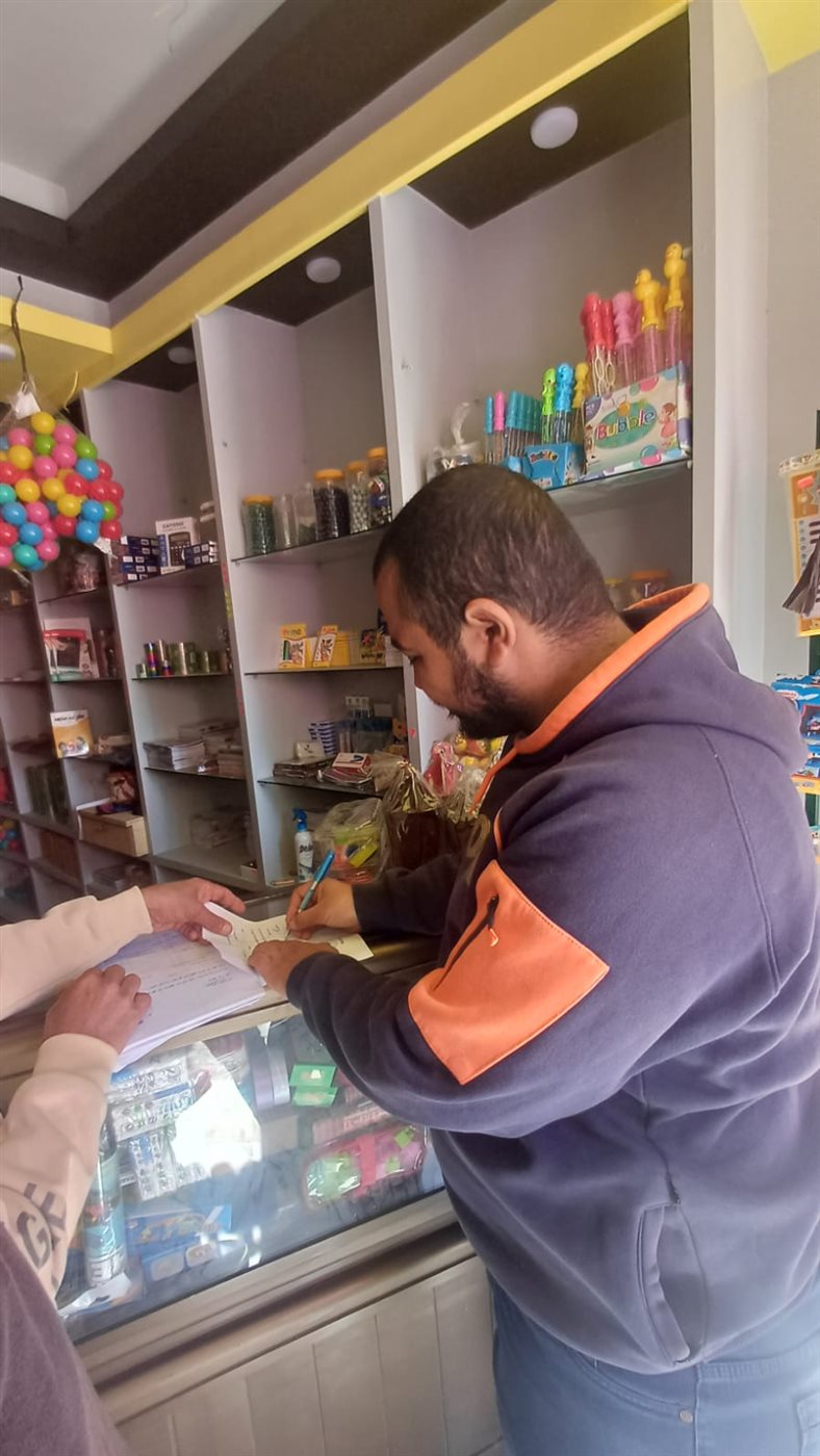 محافظ قنا: مراجعة أوضاع المحال التجارية والتأكد من التزامها بالاشتراطات القانونية