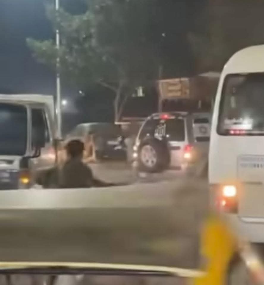 سيارة ملاكي دلوقتي تحمل علم اسرائـيل تدهس مواطنين بطريقة وحشية أمام فرع فودافون كرداسة