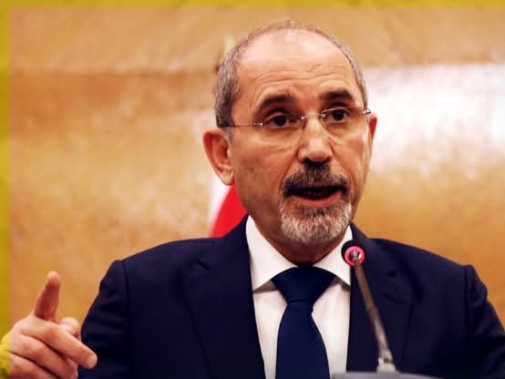 عاجل الأردن يعلن استدعاء القائم بأعمال سفارة إيران في عمّان وإبلاغه رسالة احتجاج شديدة اللهجة إلى حكومته على الاعتداءات التي استهدفت أراضي الأردن ودول عربية شقيقة