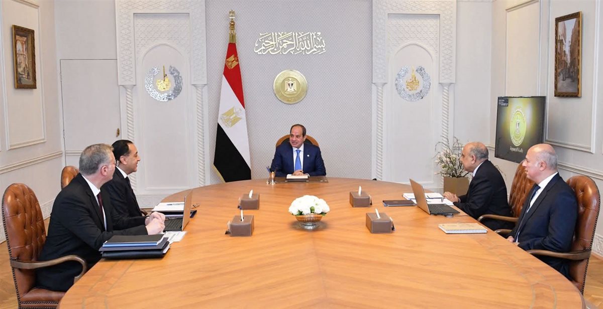 اجتمع السيد الرئيس السيسي، اليوم، مع الدكتور مصطفى مدبولي رئيس مجلس الوزراء، والمهندس محمود عصمت وزير الكهرباء والطاقة المتجددة، والمهندس كريم بدوي وزير البترول والثروة المعدنية.