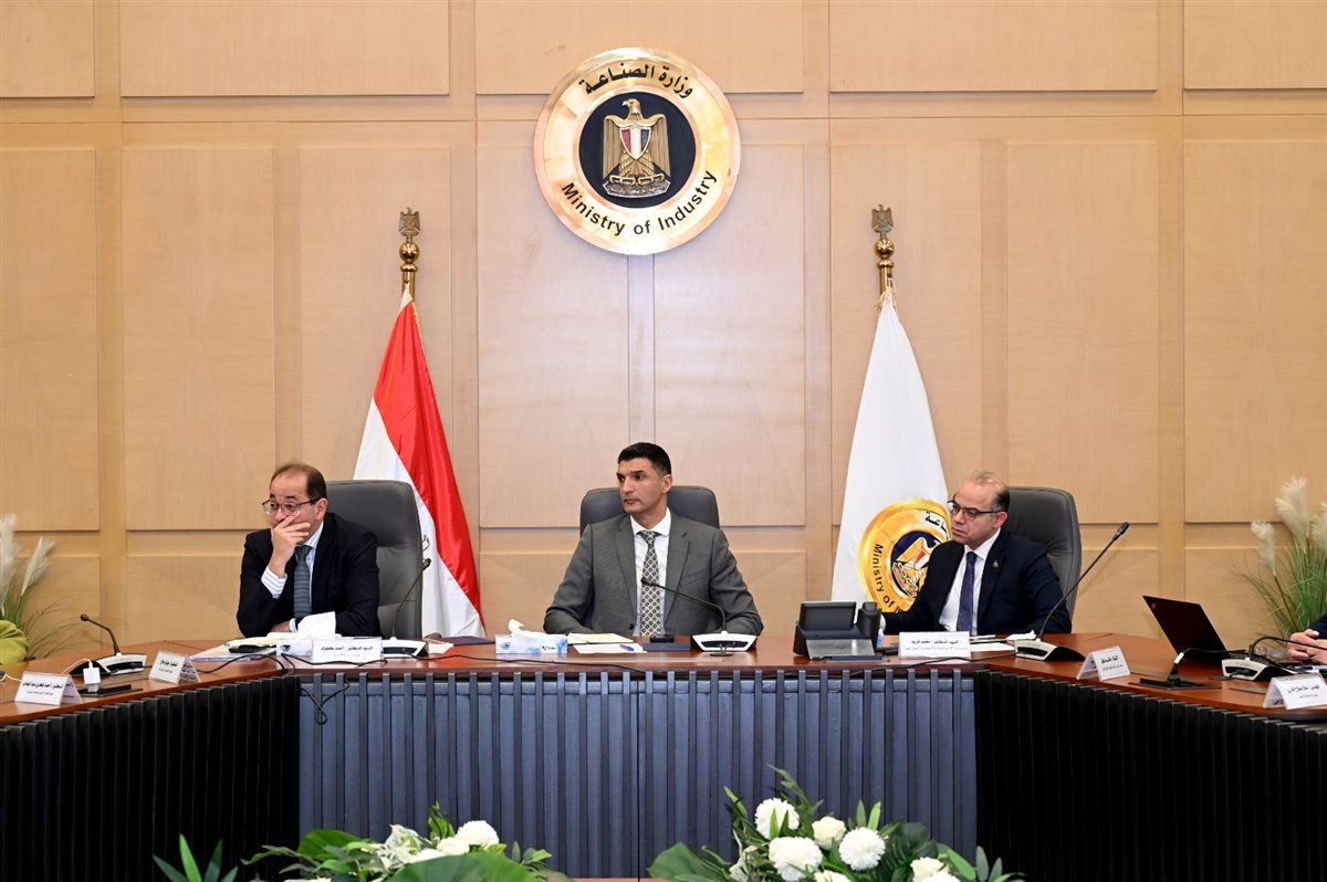 وزير الصناعة يبحث مع المدير التنفيذي لمجموعة الدول العربية في البنك الدولي سبل تعزيز التعاون بين مصر والبنك الدولي في مجال الصناعة والبنية التحتية للمناطق الصناعية