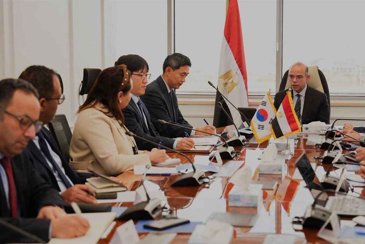 &nbsp;وزير الاستثمار والتجارة الخارجية يلتقي القائم بأعمال سفارة كوريا الجنوبية بالقاهرة لتعزيز التعاون الاقتصادي والاستثماري بين البلدين