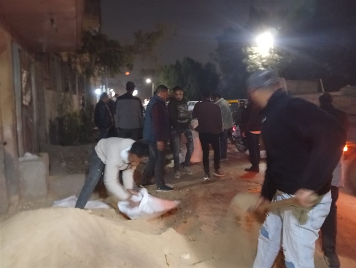 رئيس مركز ومدينة أبو النمرس بجنوب الجيزة يقود حملة إشغالات ليلية لإعادة الإنضباط