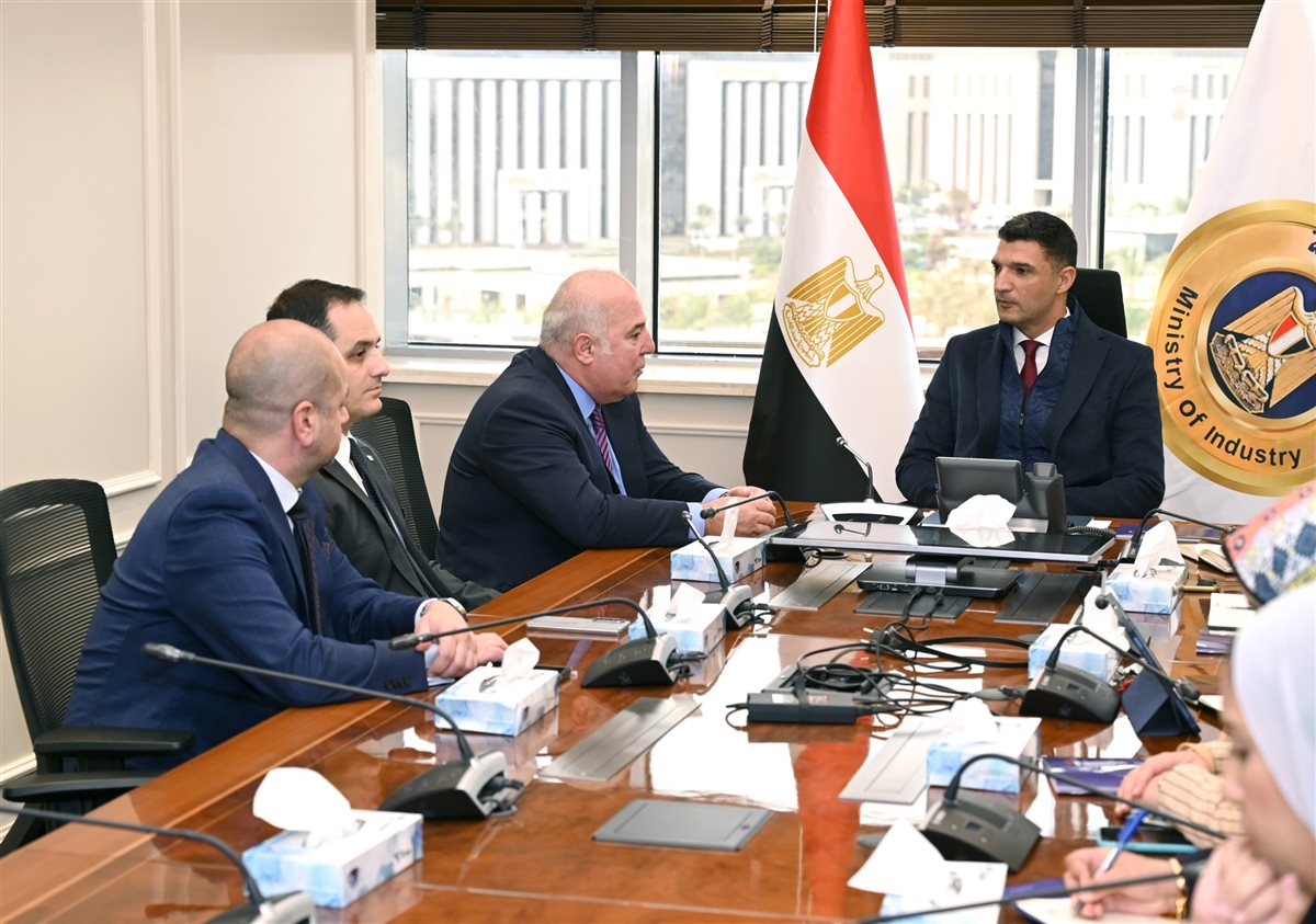 وزير الصناعة يبحث مع شركة بولاريس للتطوير الصناعي خطط التوسع بالمناطق الصناعية وجذب استثمارات جديدة