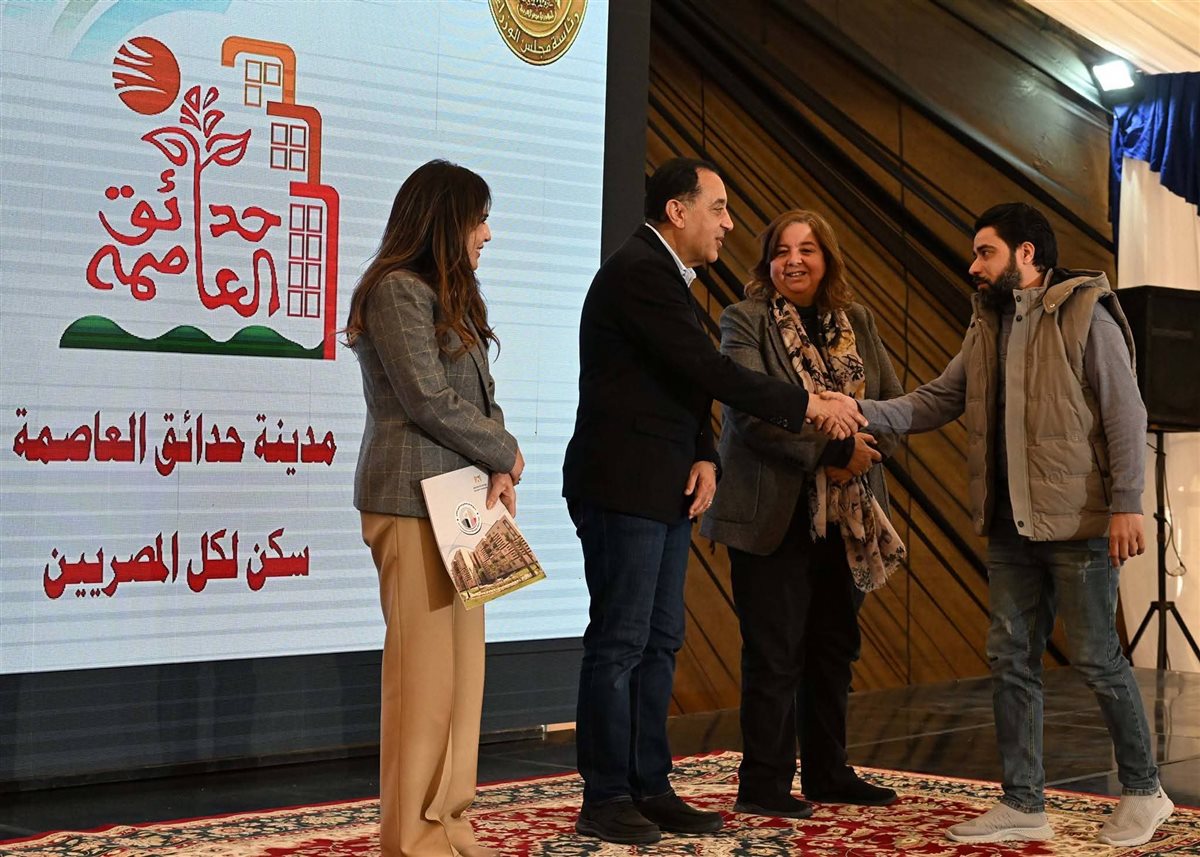 رئيس الوزراء يسلم عقود عدد من وحدات المبادرة الرئاسية 
