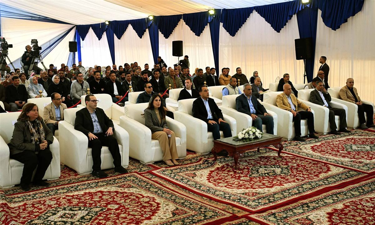 رئيس الوزراء يسلم عقود عدد من وحدات المبادرة الرئاسية 