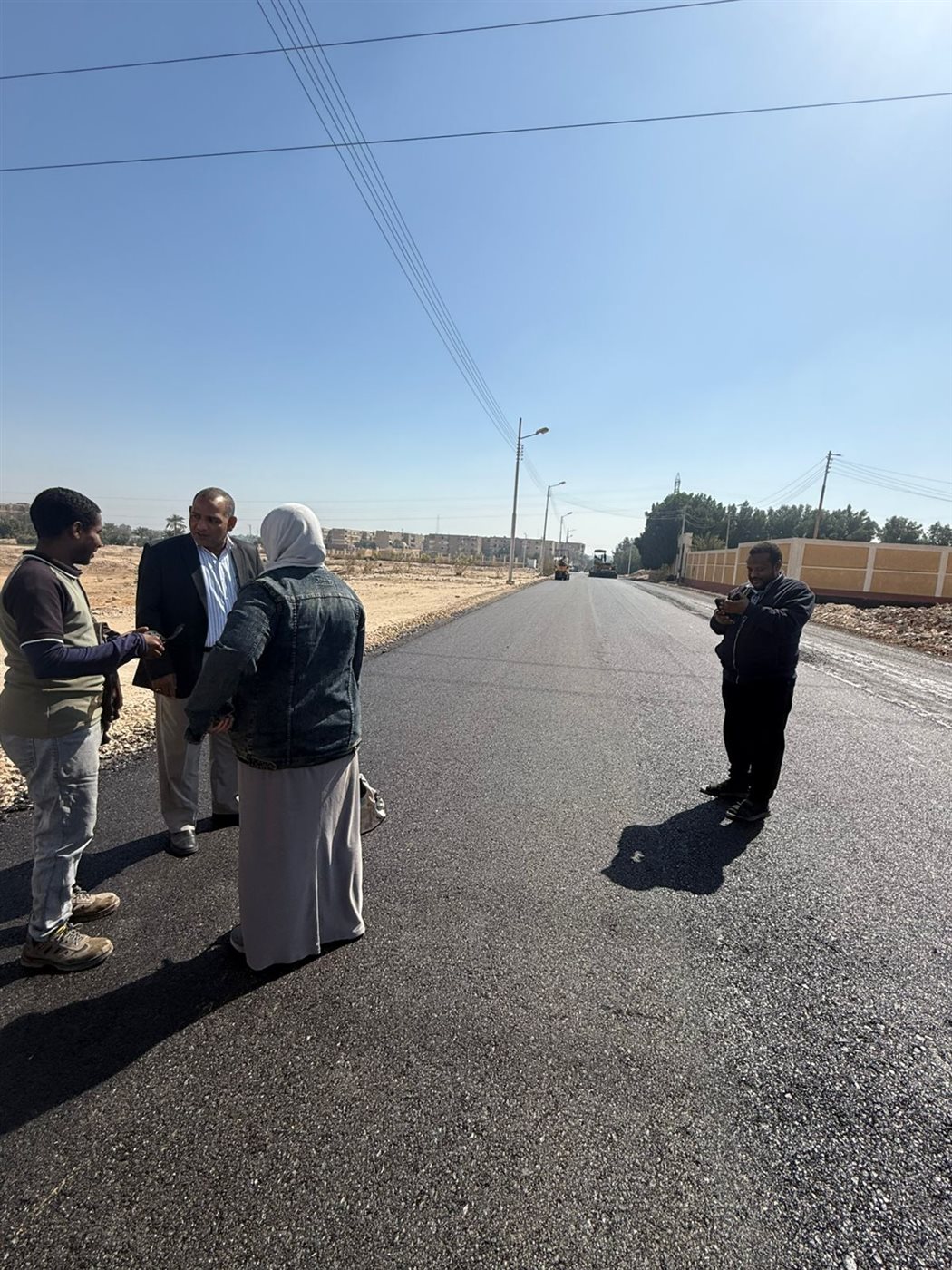 محافظ قنا يشدد على تطبيق المواصفات القياسية في أعمال الرصف<br>- ضمن الخطة الاستثمارية