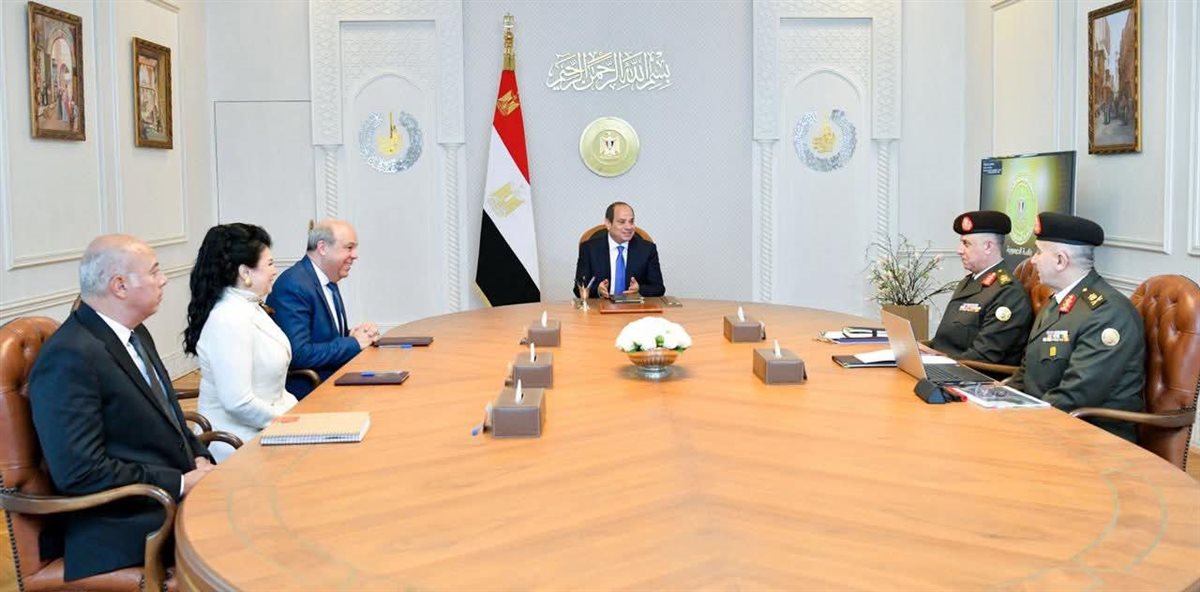 الرئيس السيسي يعقد اجتماعاً لمتابعة جهود وزارة الطيران المدني لتطوير المطارات المصرية