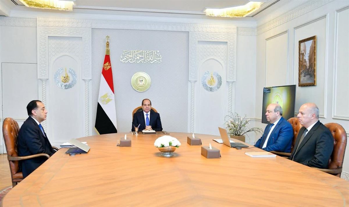 الرئيس السيسي يعقد اجتماعاً لمتابعة جهود وزارة الطيران المدني لتطوير المطارات المصرية