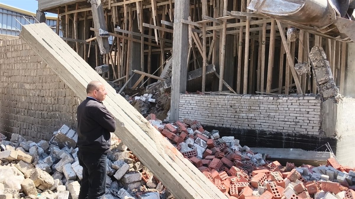 رئيس مدينة أبو النمرس بالجيزة يقف على تنفيذ إزالات البناء المخالف بمنيل شيحة