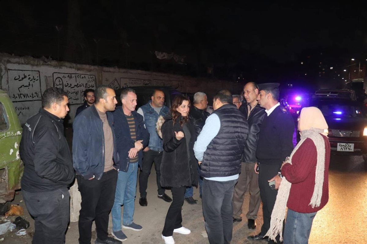 نائب محافظ الجيزة تجري جولة ليلية بحي بولاق الدكرور لمتابعة حالة النظافة والإشغالات
