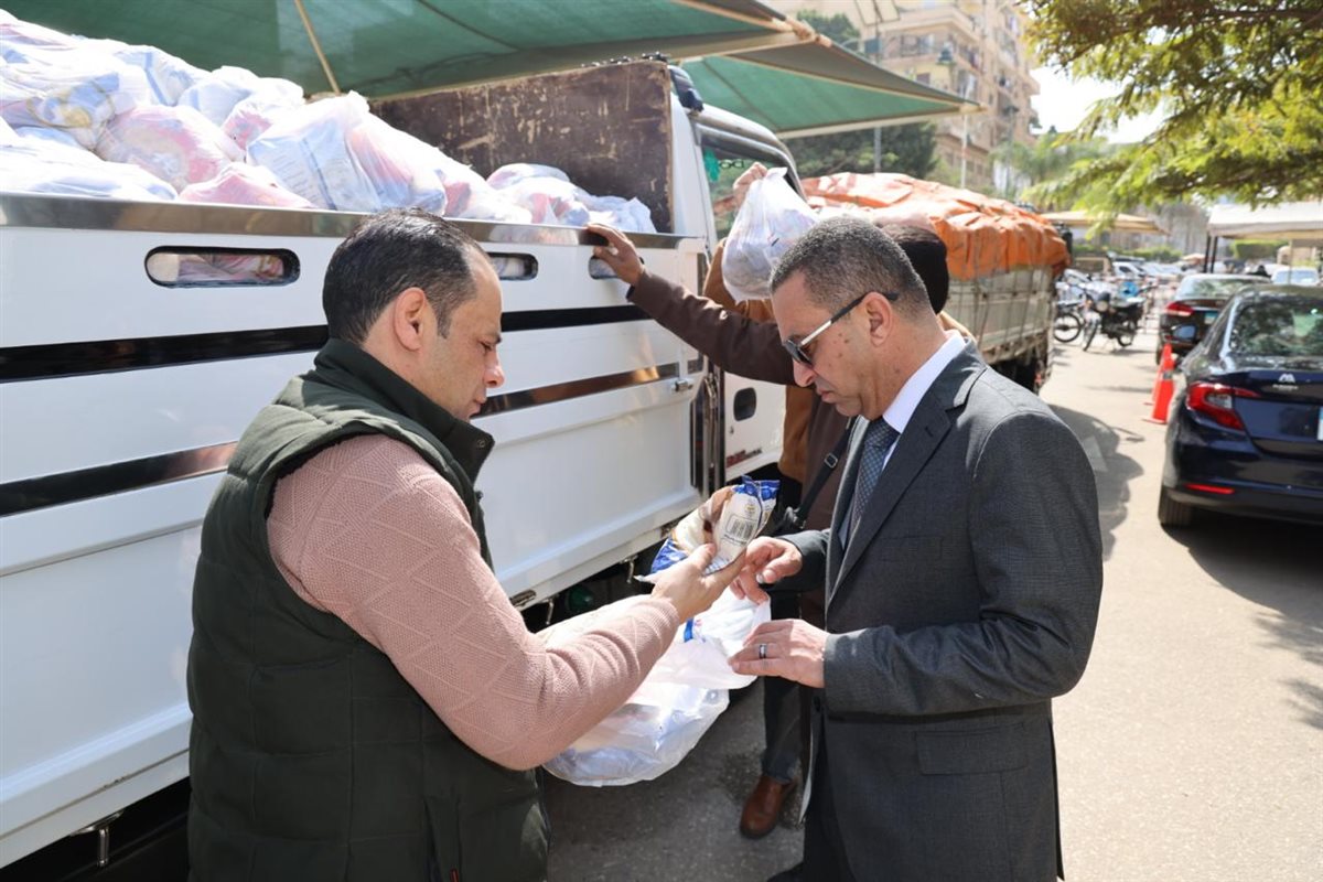 بالتعاون مع وزارة الأوقاف<br>محافظ المنوفية استلام 4 آلاف شنطة مواد غذائية لتوزيعها علي الأسر الأولى بالرعاية بنطاق المحافظة