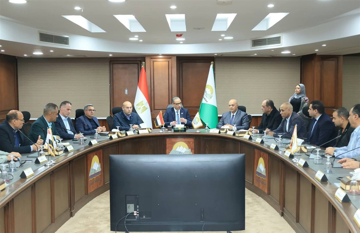 محافظ الجيزة يعقد اجتماعاً موسعاً مع رؤساء الأحياء والمراكز لمتابعة تنفيذ تكليفات رئيس الوزراء بشأن ضبط الأسواق ومنع التلاعب بالأسعار