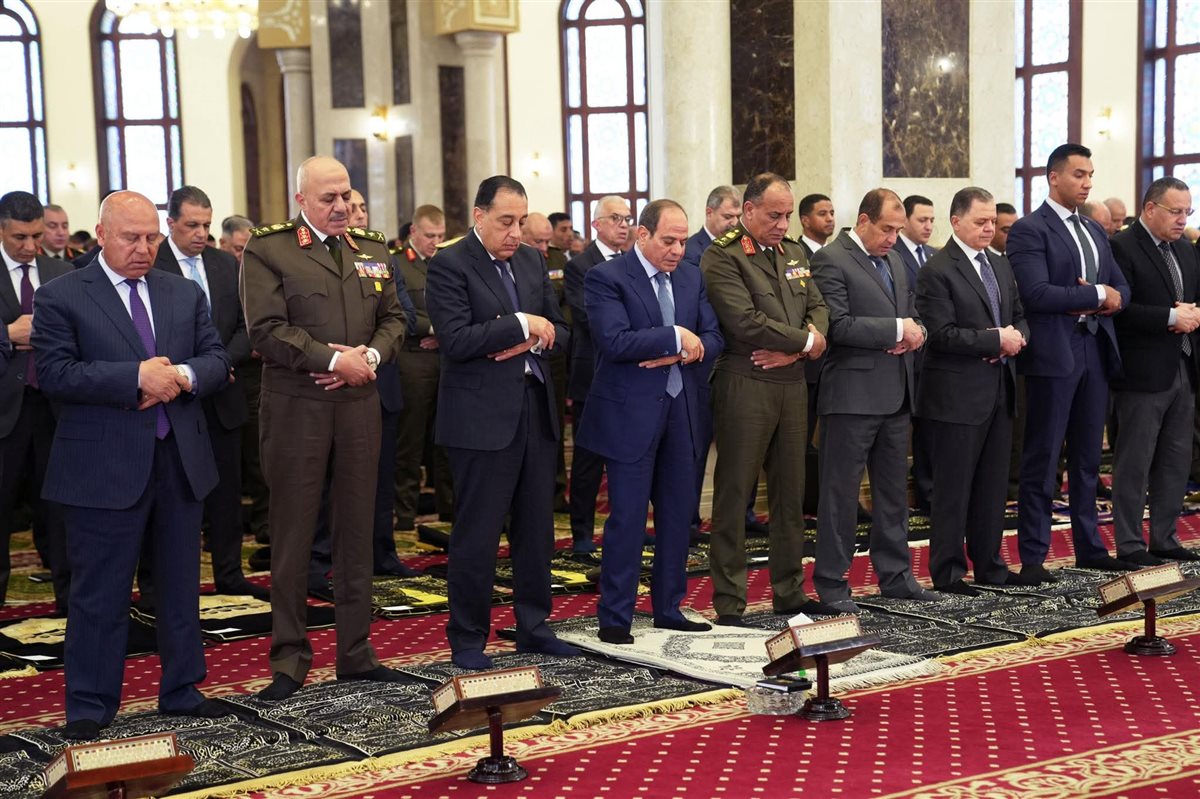 أدى السيد الرئيس السيسي رئيس الجمهورية القائد الأعلى للقوات المسلحة، صلاة الجمعة، اليوم، بمسجد المشير طنطاوي، والتي تأتي تزامنًا مع احتفالات مصر والقوات المسلحة بذكرى يوم الشهيد والمحارب القديم