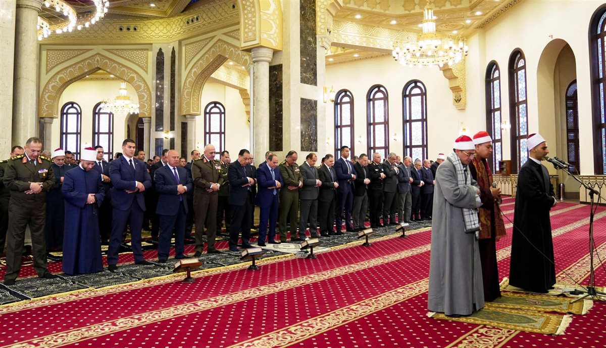 أدى السيد الرئيس السيسي رئيس الجمهورية القائد الأعلى للقوات المسلحة، صلاة الجمعة، اليوم، بمسجد المشير طنطاوي، والتي تأتي تزامنًا مع احتفالات مصر والقوات المسلحة بذكرى يوم الشهيد والمحارب القديم