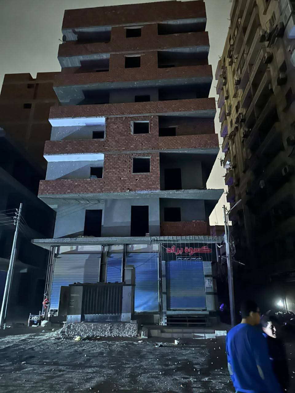 نائب محافظ المنيا يتابع ميدانيًا حادث انهيار حائط ببرج تحت الإنشاء بحي وسط وتضرر 3 سيارات