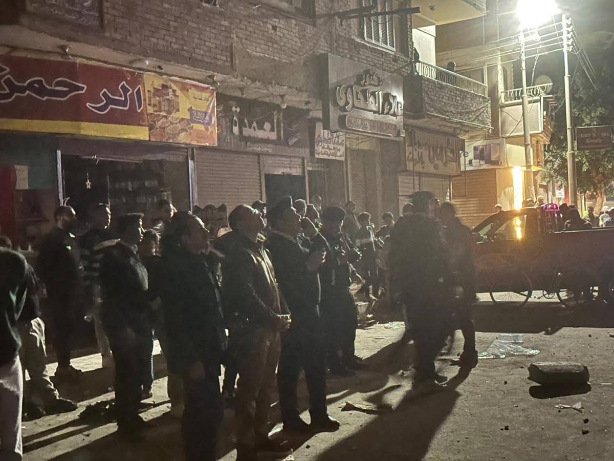نائب محافظ المنيا يتابع ميدانيًا حادث انهيار حائط ببرج تحت الإنشاء بحي وسط وتضرر 3 سيارات