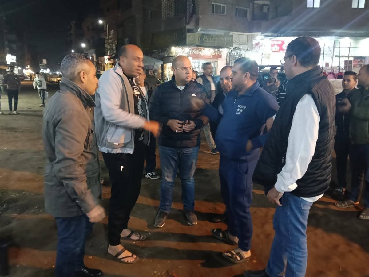 نائب محافظ الجيزة في جولة ليلية بمركز أبو النمرس لتفقده السلع ومواقف السرفيس
