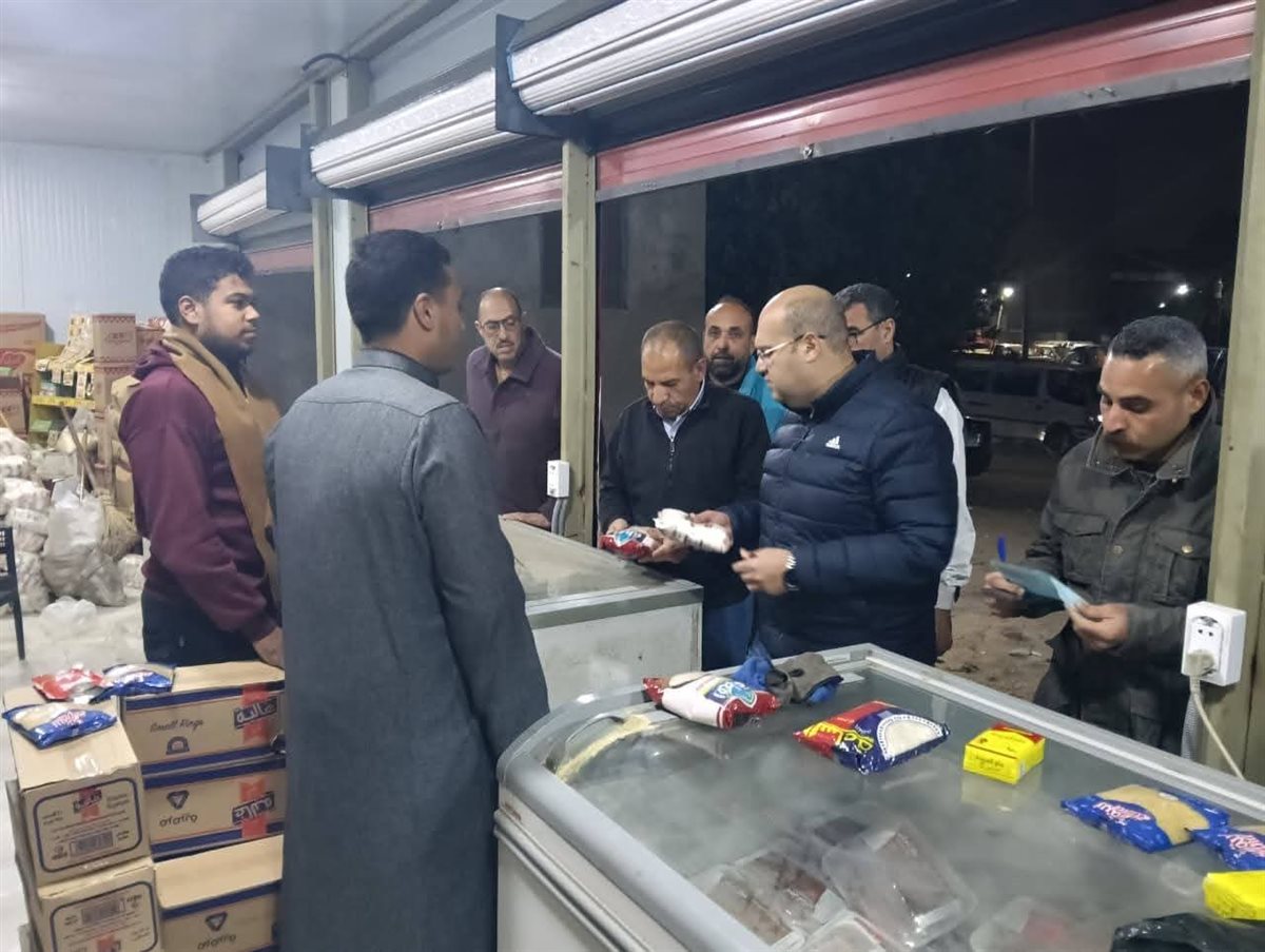 نائب محافظ الجيزة في جولة ليلية بمركز أبو النمرس لتفقده السلع ومواقف السرفيس