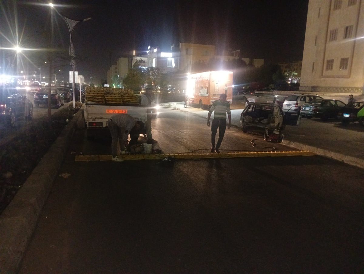 رئيس جهاز مدينة حدائق أكتوبر، يواصل الجهاز تنفيذ أعمال تركيب المطبات الشوكية والعلامات التحذيرية على الطرق