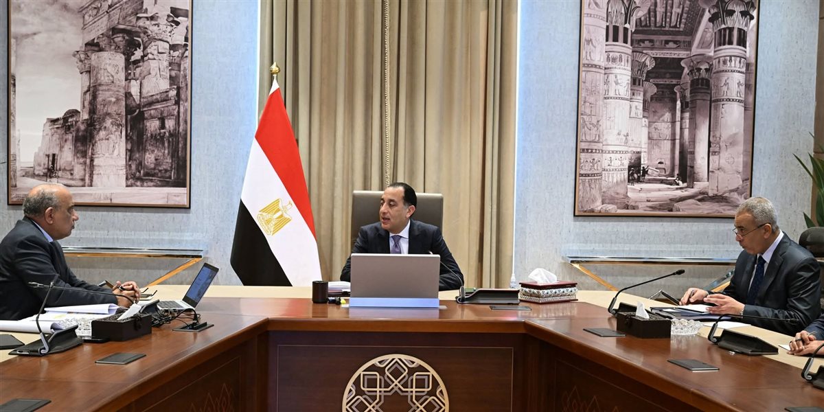 رئيس الوزراء يلتقي وزير الكهرباء والطاقة المتجددة لاستعراض عددٍ من ملفات العمل