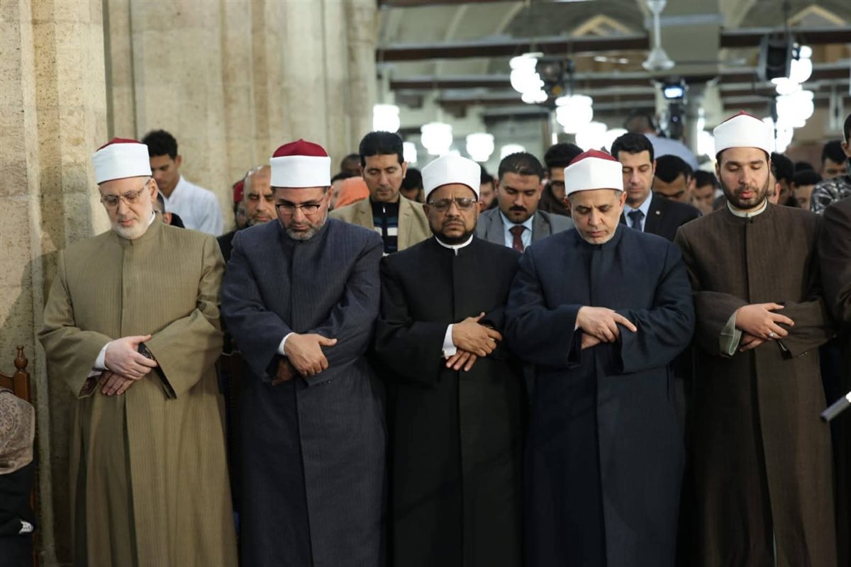أئمة الجامع الأزهر يؤدون صلاة التراويح في الليلة السادسة والعشرين من رمضان