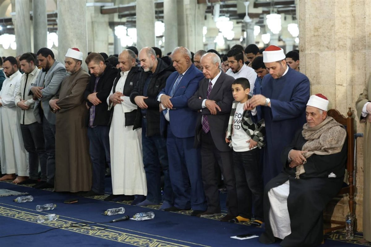 أئمة الجامع الأزهر يؤدون صلاة التراويح في الليلة السادسة والعشرين من رمضان