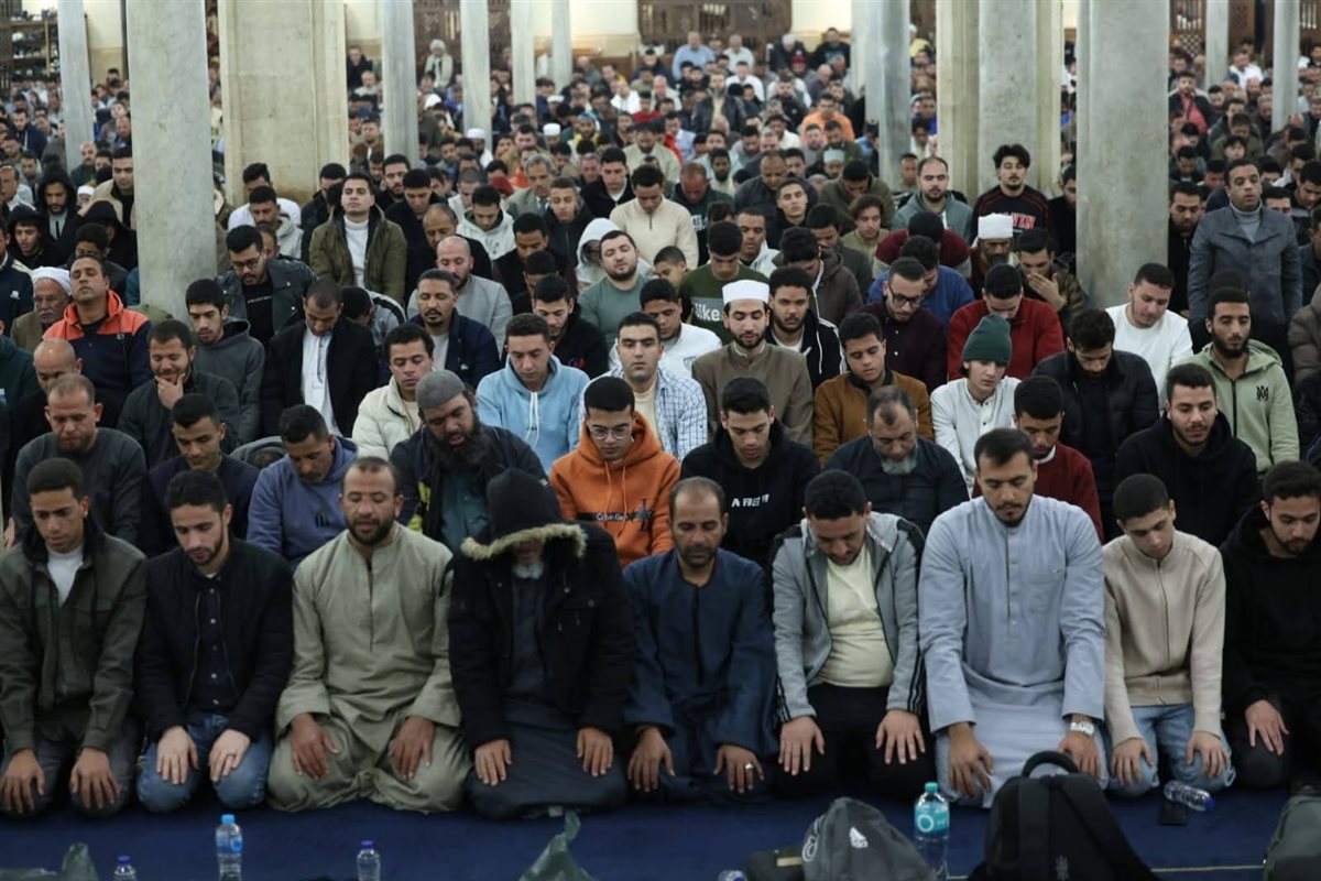 أئمة الجامع الأزهر يؤدون صلاة التراويح في الليلة السادسة والعشرين من رمضان
