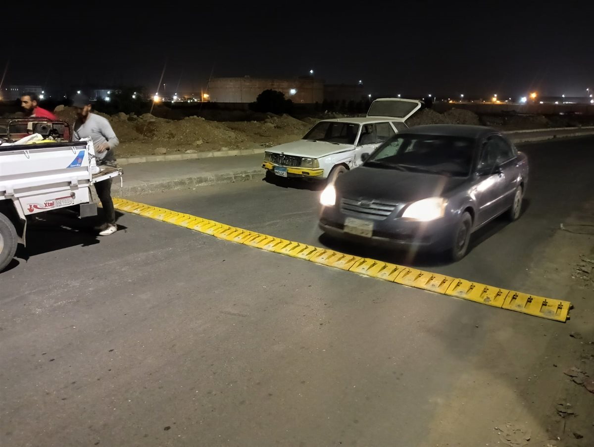 رئيس جهاز مدينة حدائق أكتوبر، يواصل الجهاز تنفيذ أعمال تركيب المطبات الشوكية والعلامات التحذيرية على الطرق