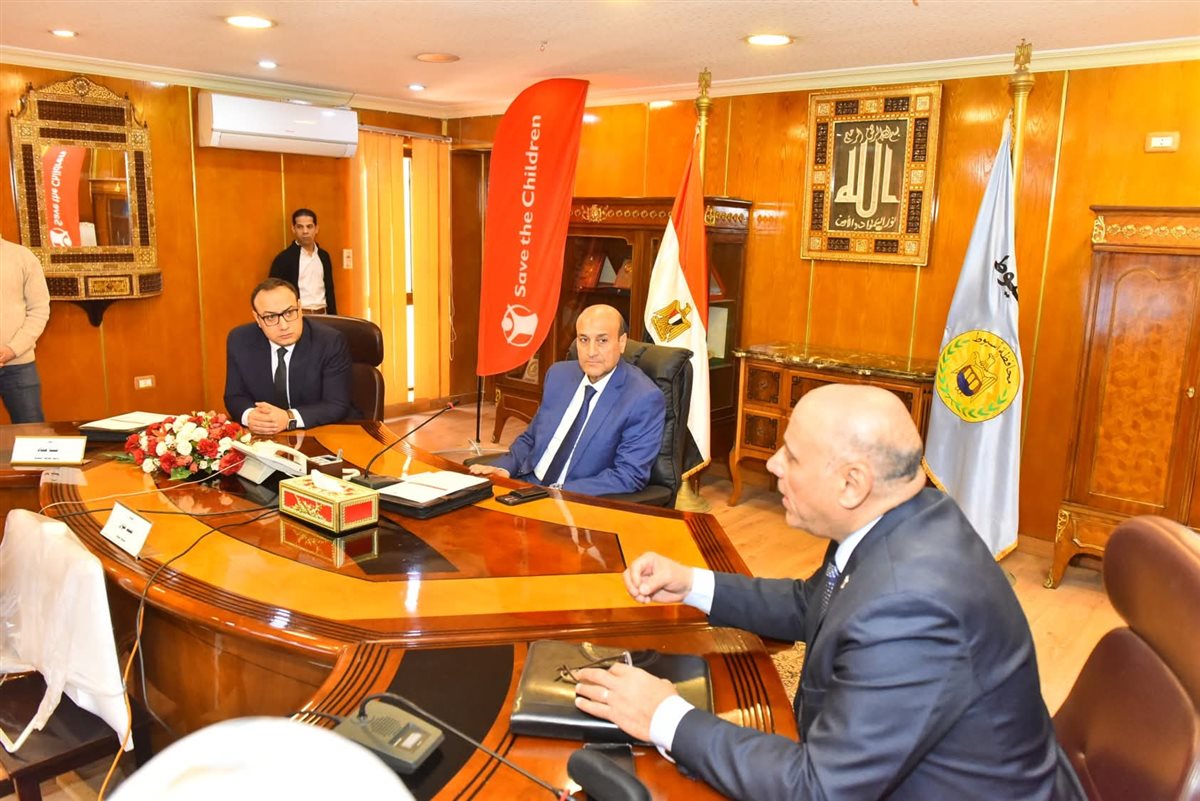 محافظ أسيوط يترأس اجتماع اللجنة الاستشارية للتنسيق مع منظمة إنقاذ الطفل لتنفيذ مشروعات تنموية