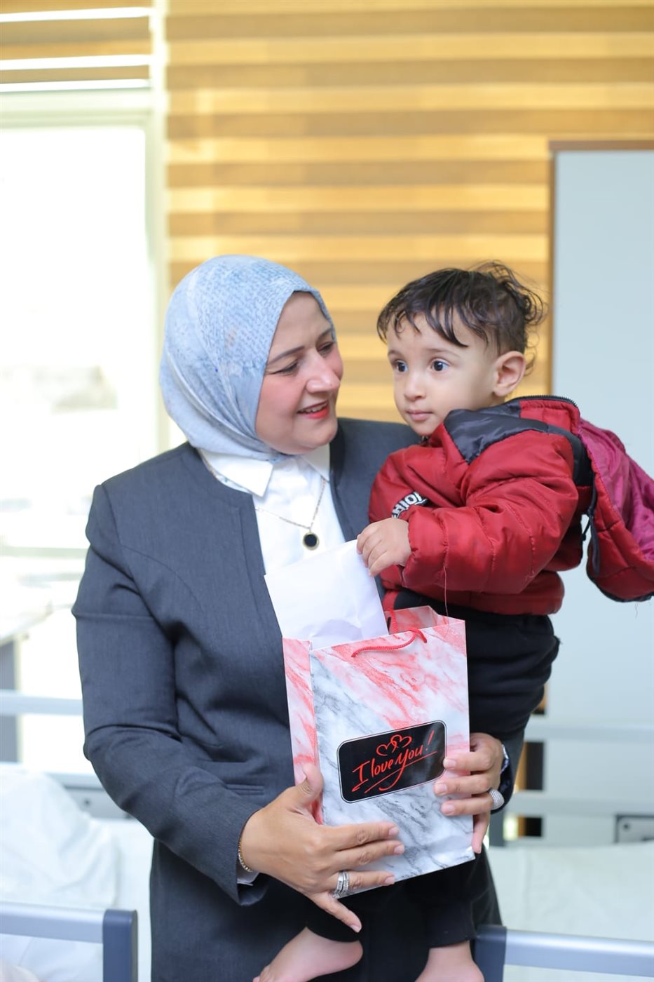 النائبة مروة قنصوه تزور مستشفى الناس وتُدخل البهجة على قلوب الأطفال قبل عيد الفطر