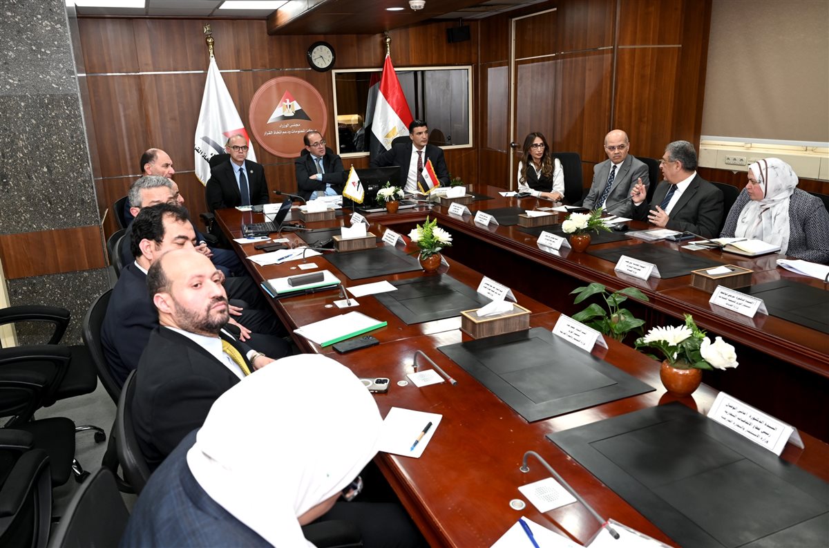 وزراء الصناعة والاستثمار والتجارة الخارجية والمالية يبحثون توصيات مجموعة العمل المشكلة لمراجعة البرنامج الوطني لتنمية صناعة السيارات