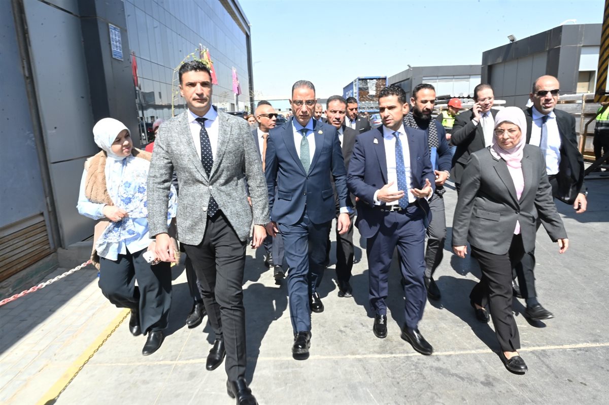 وزير الصناعة ومحافظ الجيزة يتفقدان مصنع متخصص في صناعة زجاج السيارات والألومنيوم