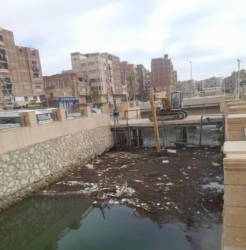 هندسة الري ترسل معداتها لتطهير ترعة السويس من المخالفات والتراكمات