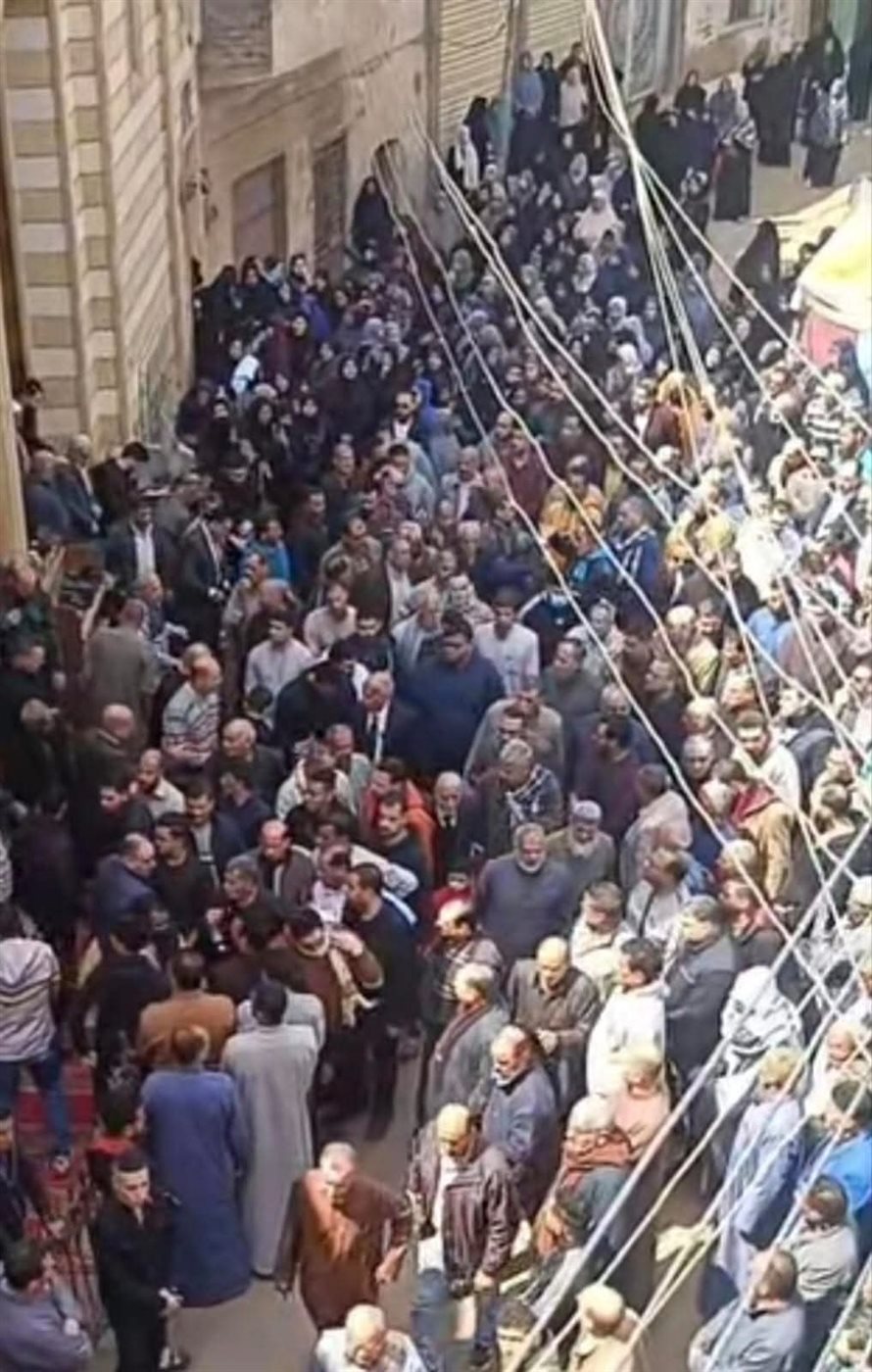 جنازة مهيبة.. تشييع جثمان طبيب الغلابة في قويسنا وسط حضور كبير من الأهالي .