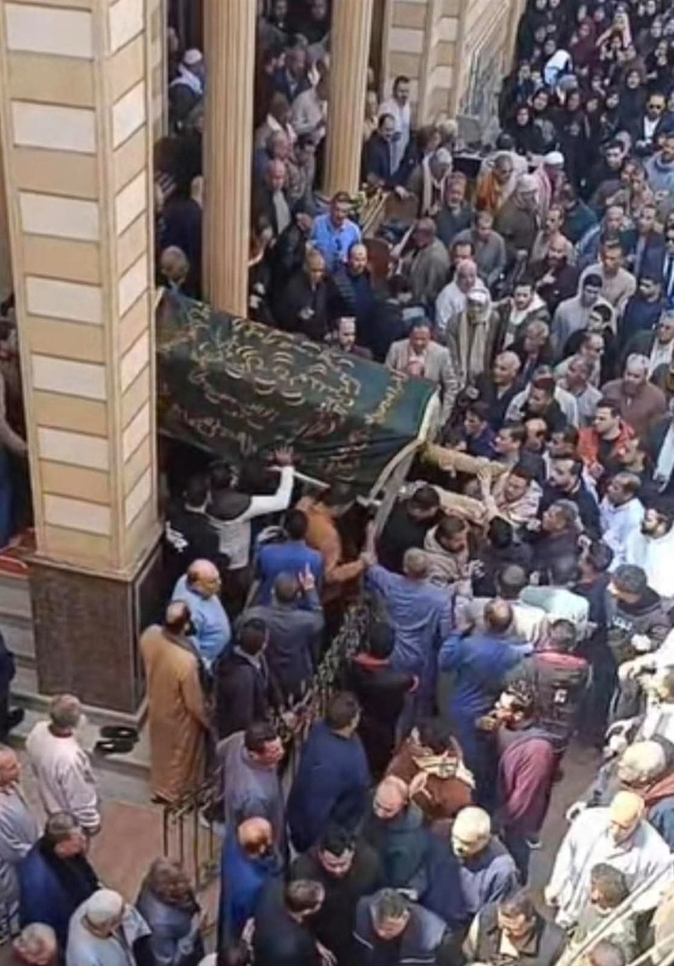 جنازة مهيبة.. تشييع جثمان طبيب الغلابة في قويسنا وسط حضور كبير من الأهالي .