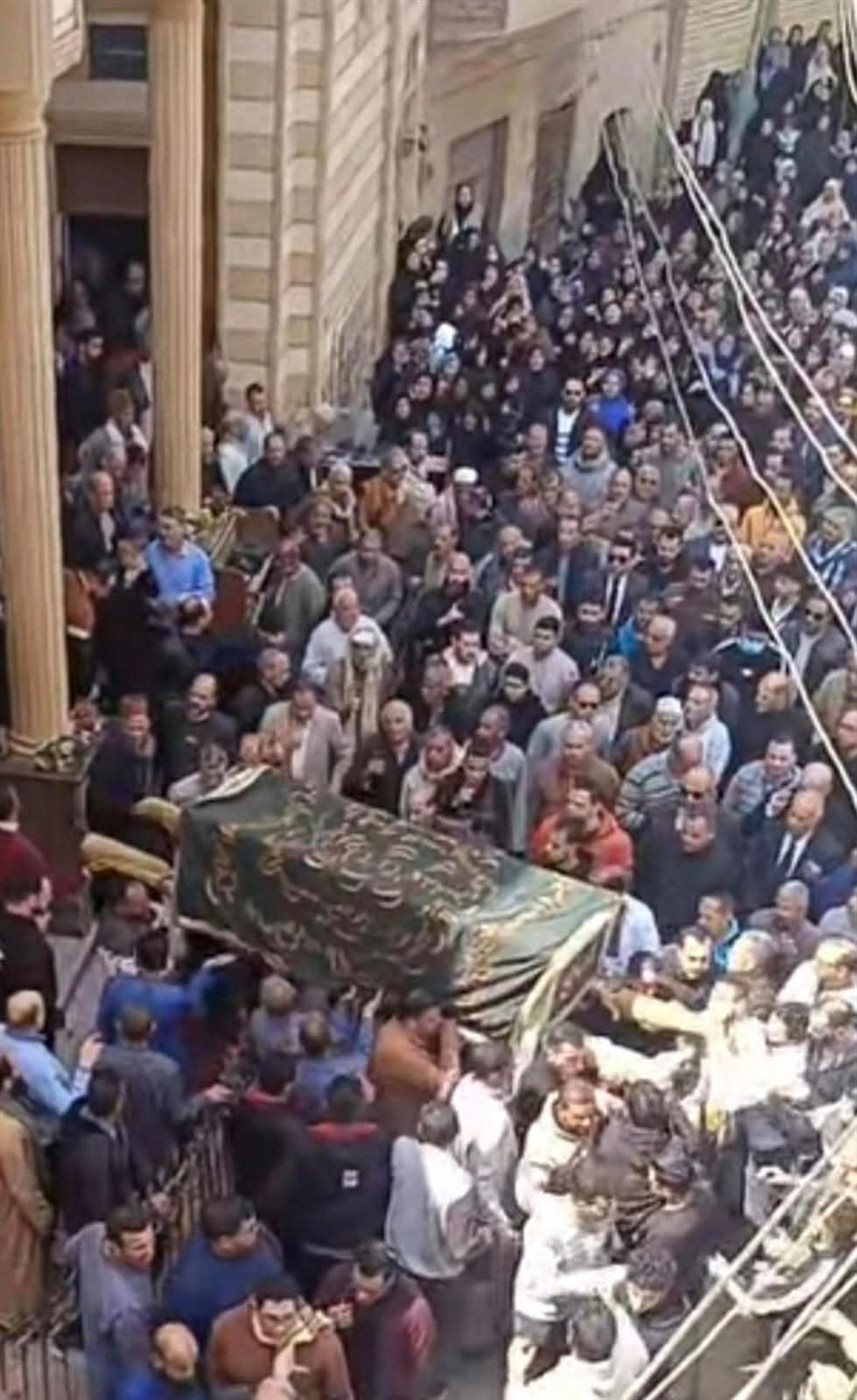 جنازة مهيبة.. تشييع جثمان طبيب الغلابة في قويسنا وسط حضور كبير من الأهالي .