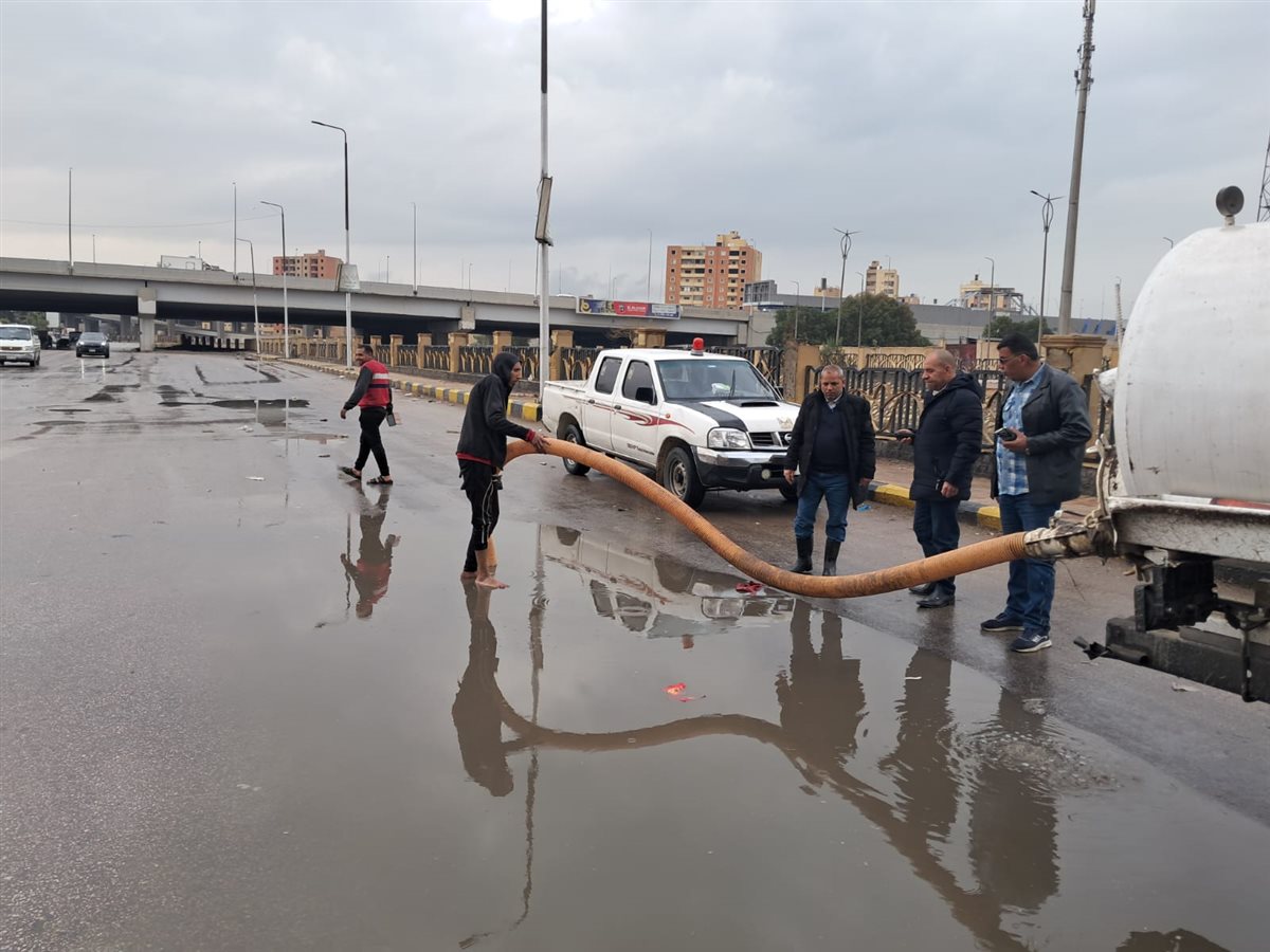 رئيس مركز ومدينة أبو النمرس بجنوب الجيزة يدفع بعربات شفط مياه الأمطار من الشوارع