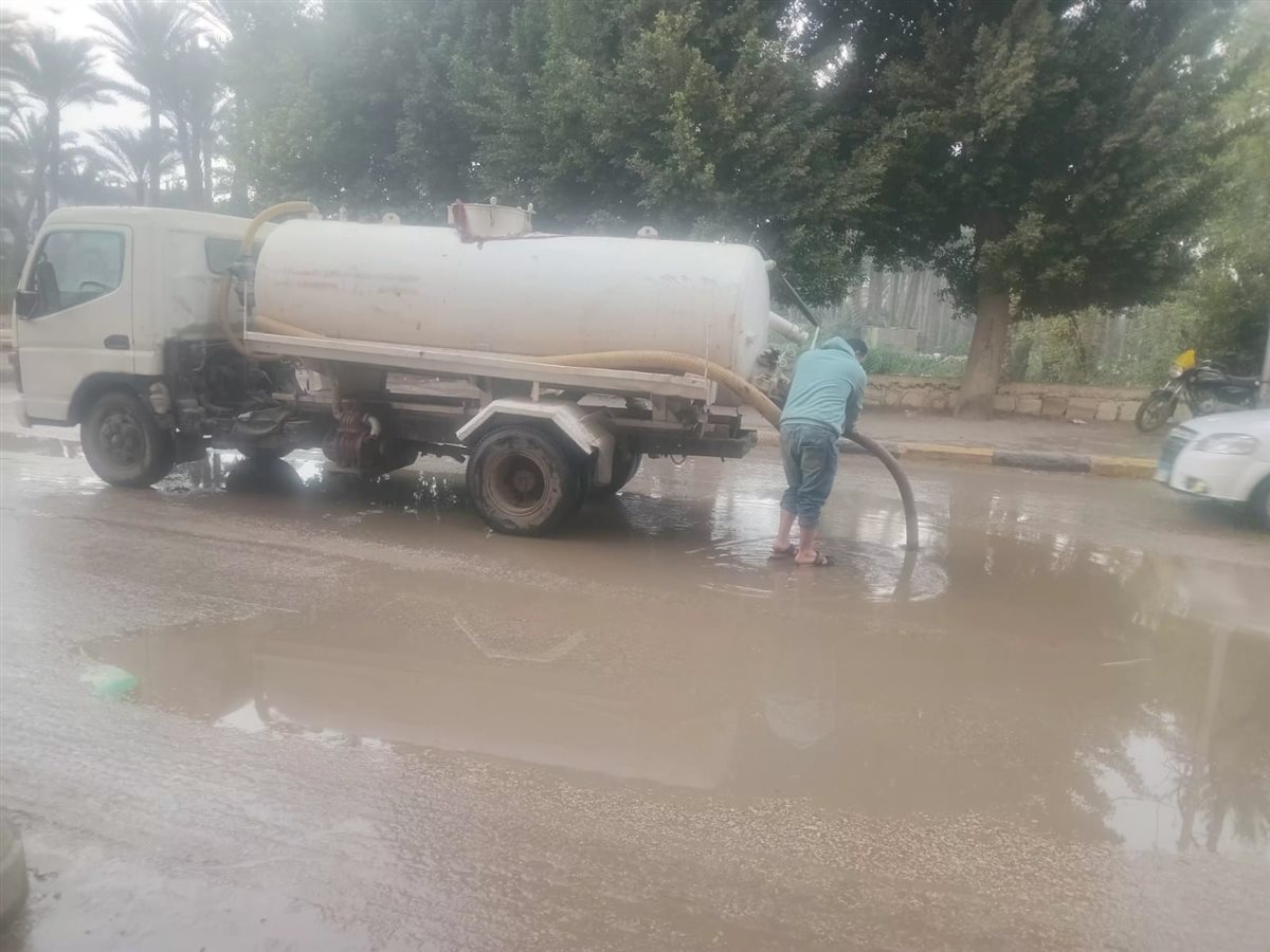 رئيس مركز ومدينة أبو النمرس بجنوب الجيزة يدفع بعربات شفط مياه الأمطار من الشوارع