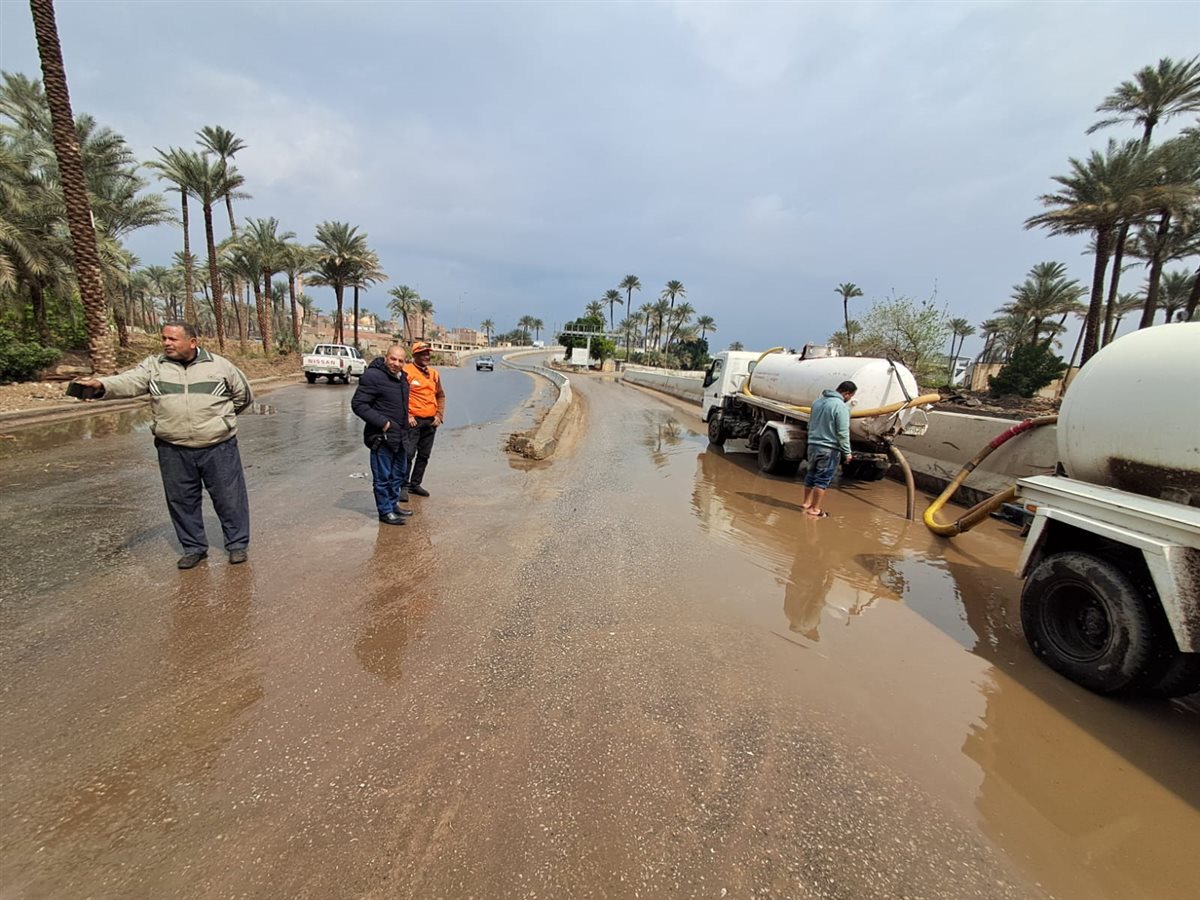 رئيس مركز ومدينة أبو النمرس بجنوب الجيزة يدفع بعربات شفط مياه الأمطار من الشوارع