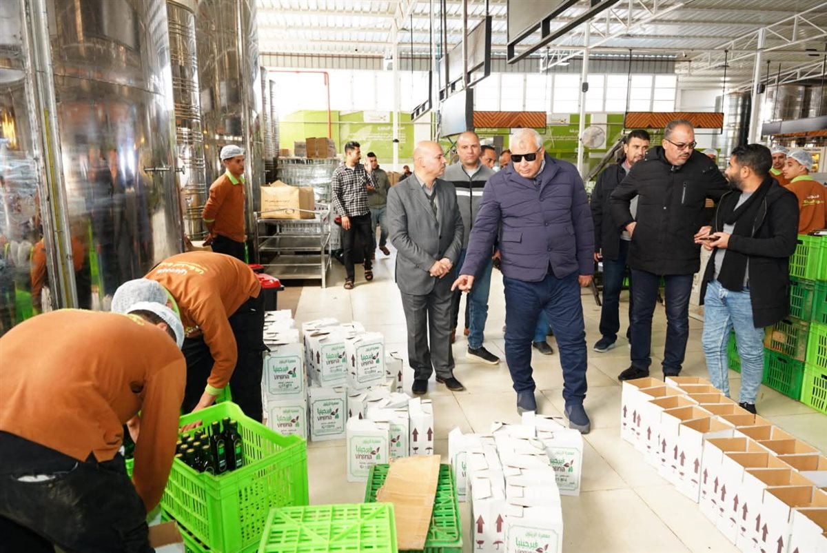محافظ مطروح يتفقد معاصر الزيتون ويوجه بالتوسع في التسويق ودراسة إنشاء مصنع للتين