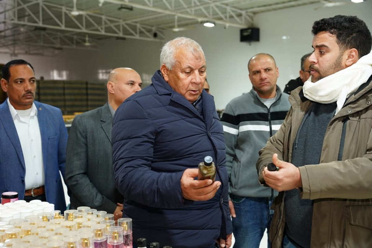 محافظ مطروح يتفقد معاصر الزيتون ويوجه بالتوسع في التسويق ودراسة إنشاء مصنع للتين