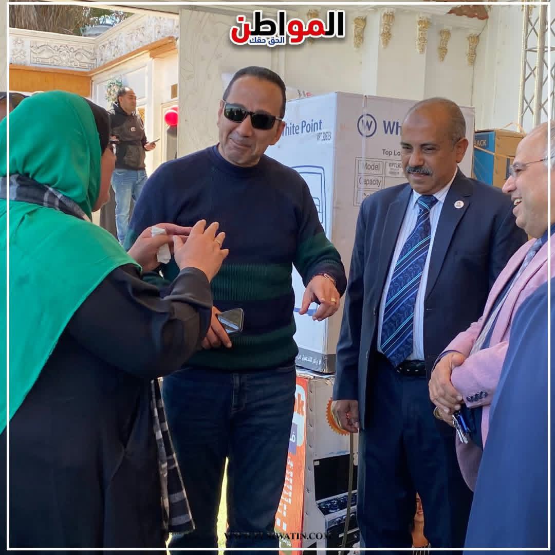 الأستاذ جابر المهدي برفقة أم الغلابة وبعض ورجال الأعمال