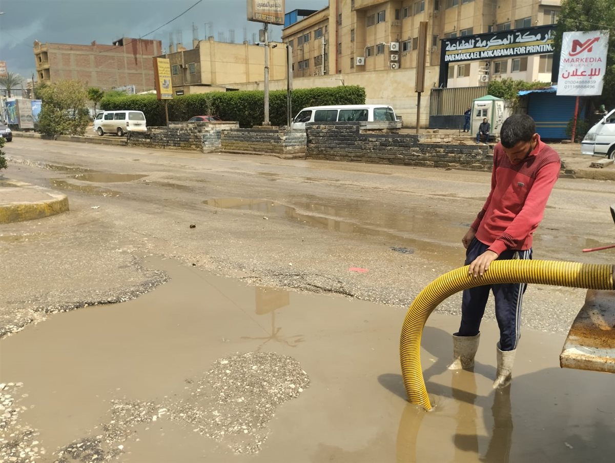 لليوم الثاني: شفط مياه الأمطار من الشوارع ورفع القمامة من مركز أبو النمرس بالجيزة